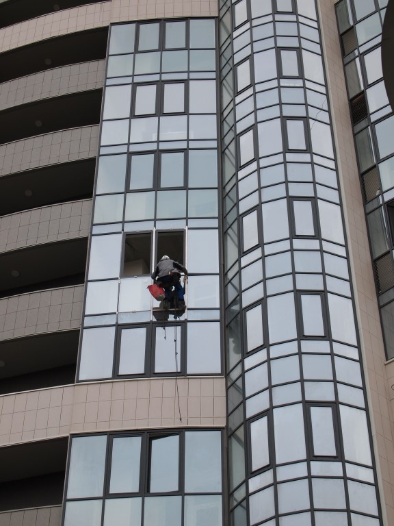 Заменой фасадного остекления занимаются только профессиональные промальпинисты Заменой фасадного остекления занимаются только профессиональные промальпинисты