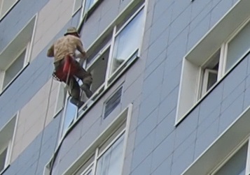 Заменой фасадного остекления занимаются только профессиональные промальпинисты Заменой фасадного остекления занимаются только профессиональные промальпинисты