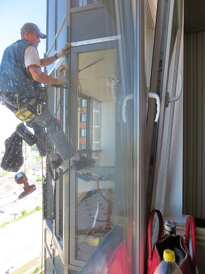 Заменой фасадного остекления занимаются только профессиональные промальпинисты Заменой фасадного остекления занимаются только профессиональные промальпинисты