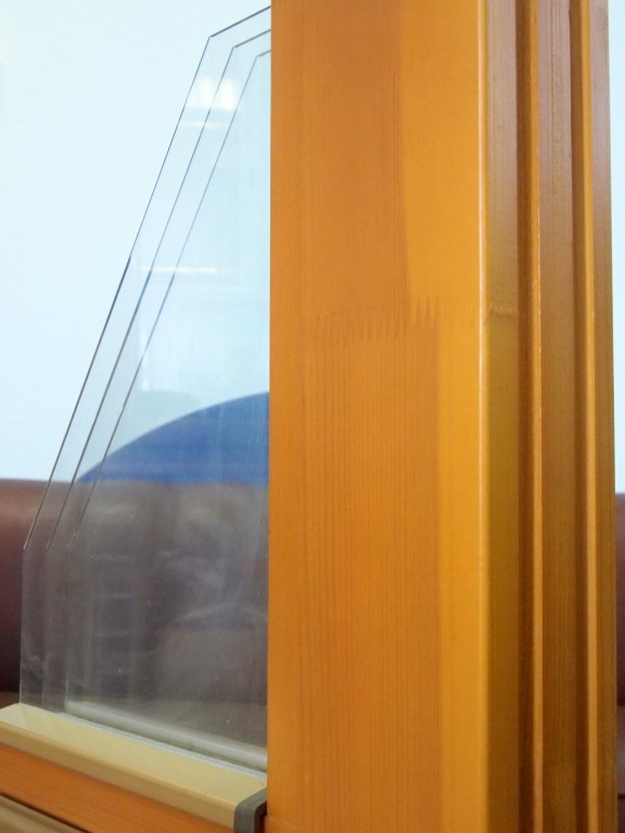 Так выглядит шов в сращенном деревянном окне. Если окно окрашено, а не покрыто прозрачным лаком, заметить его можно только вблизи. Так выглядит шов в сращенном деревянном окне. Если окно окрашено, а не покрыто прозрачным лаком, заметить его можно только вблизи.